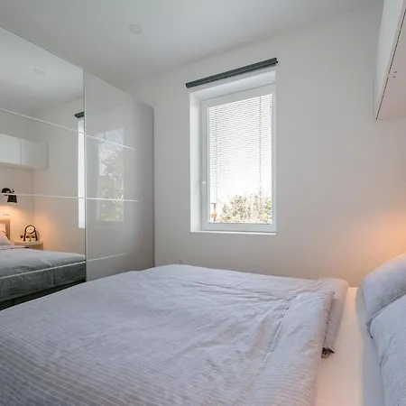 Fresh - Parking Included Apartment